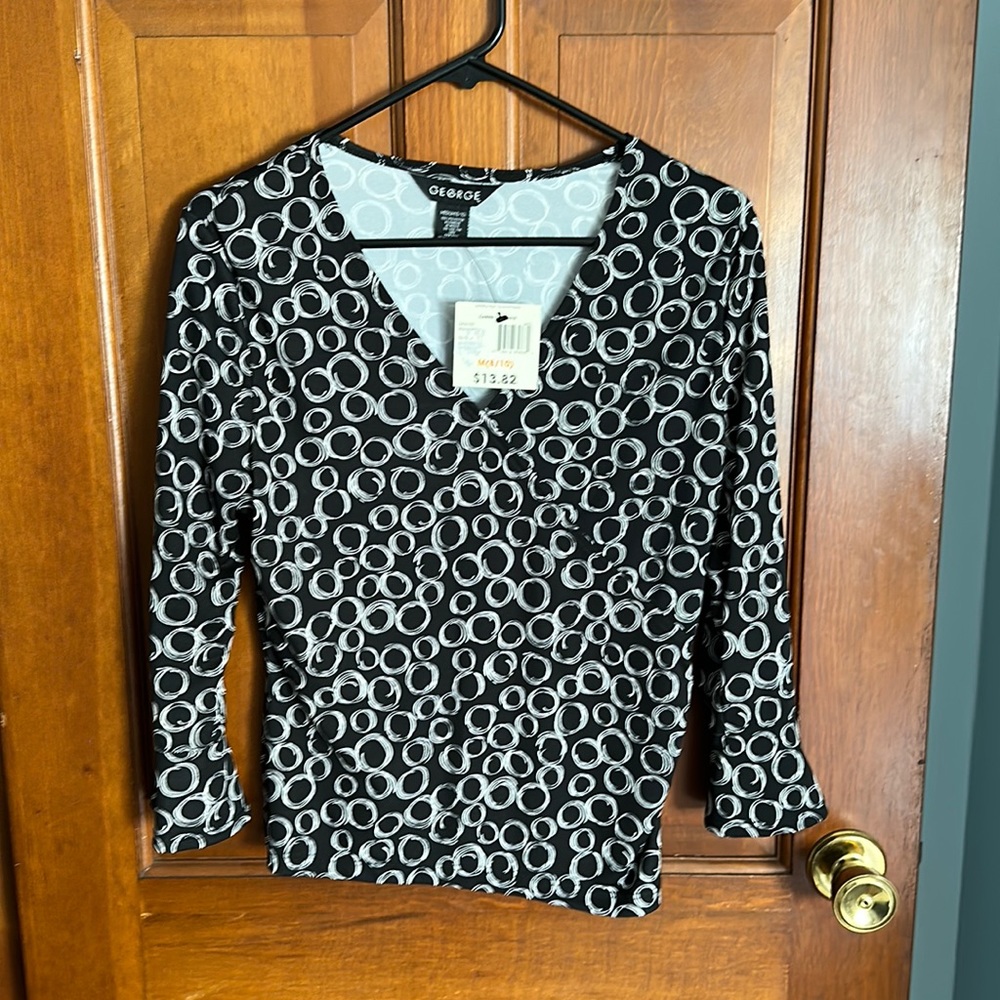 Brand new never worn! It’s George brand 100% polyester size M (8/10)3/4 sleeve